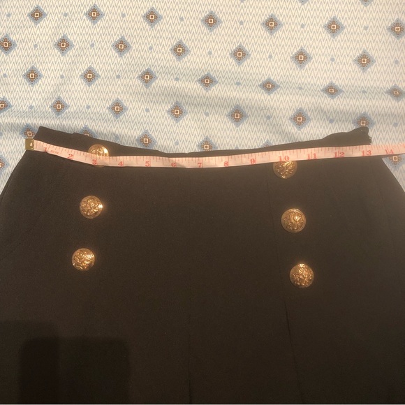 Black trumpet shorts with gold buttons - Picture 4 of 4